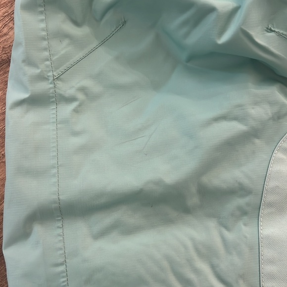 Patagonia toddler snow bib- 2T 
Has a few small stains- see photos for details - Picture 3 of 7